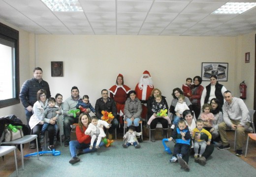 Os nenos e nenas de Preescolar na Casa de Frades reciben a visita de Papá Noel